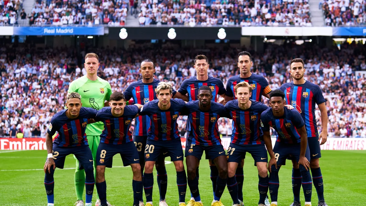 laporta el clasico - Barcelona team lining up before El Clasico