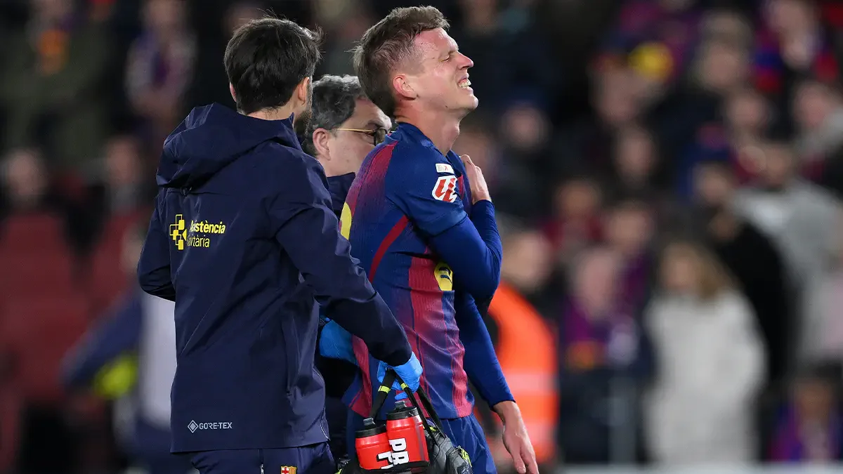 dani olmo injury el clasico - Dani Olmo in pain with Barcelona medical staff after injury