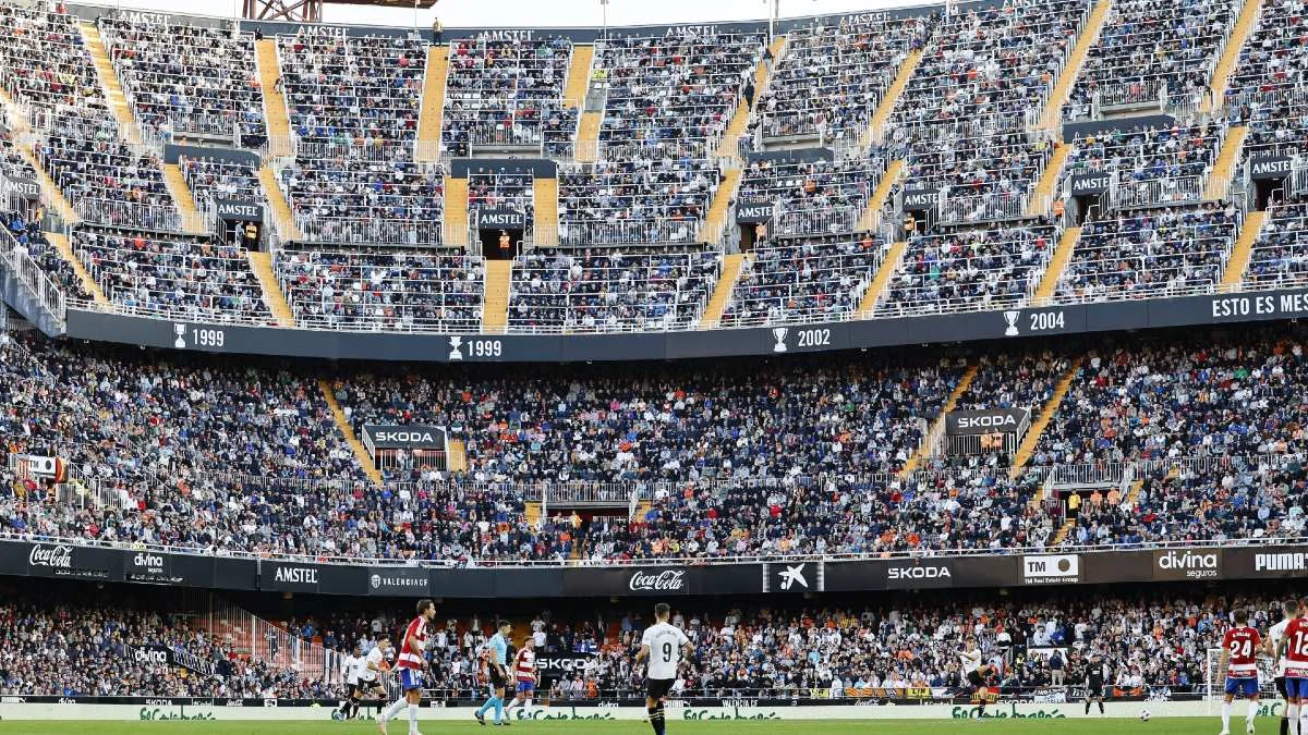 laliga matchday 10 el clasico - A packed Mestalla stadium in Valencia
